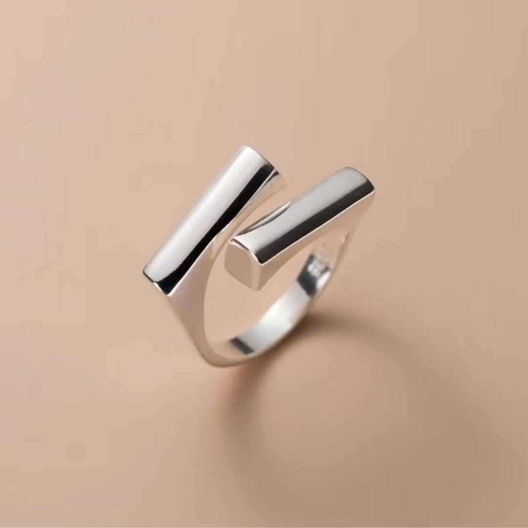 Simple Geometric Ring with Smooth Braids