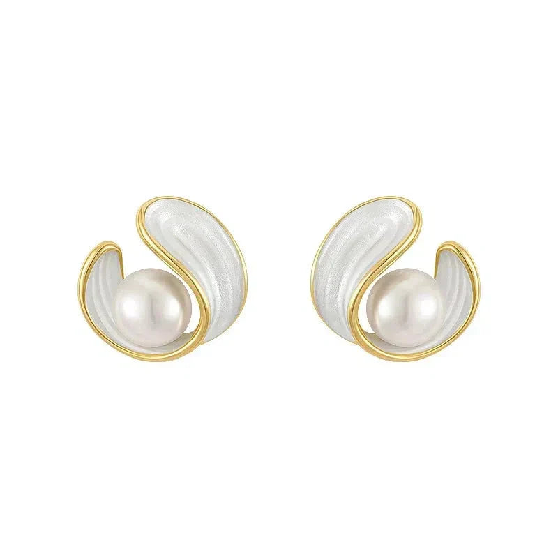 Luxurious Earrings with White Opal and Pearl in Gold